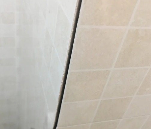 和顺瓷砖空鼓维修公司分享阳台瓷砖脱落的修复过程可以分为以下几个步骤