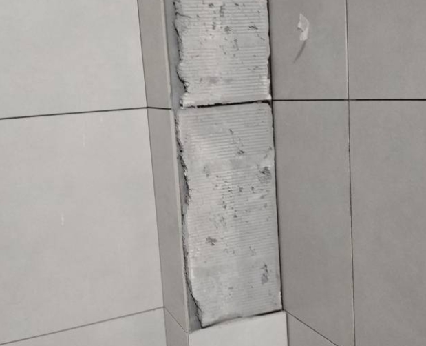 和顺瓷砖空鼓维修公司分享下瓷砖施工前基层浇水润湿程度不足，可能导致以下问题