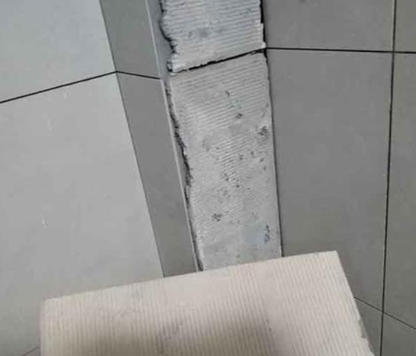 和顺瓷砖空鼓维修公司分享下厨房瓷砖脱落的补救措施。